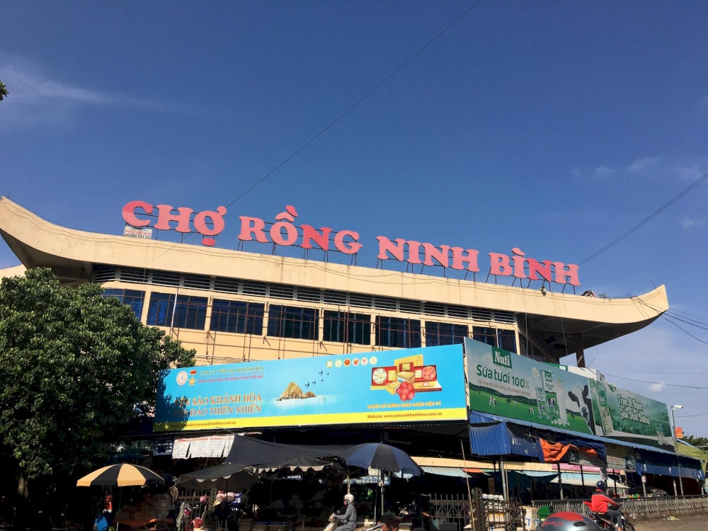 Cho Rong Ninh Binh is a bustling local market 